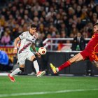 Piero Hincapié jugaría en la posición de carrilero por la banda izquierda.