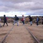Un grupo de migrantes cruzando cerca a a la frontera de EE.UU con México en Jacumba, California. EE.UU.