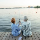 Una pareja pescan y comparten un momento juntos
