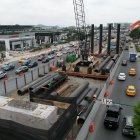 La estructura está en construcción. El tráfico se vuelve lento en los alrededores