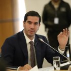 El ministro de Energía encargado, Roberto Luque, comparece ante la Comisión de Fiscalización.