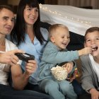 Ver películas con mamá siempre será un buen plan.