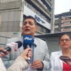 Uno de los voceros de Unidad Popular, en los exteriores de la Fiscalía, en Quito.