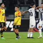 AMDEP1307. CÓRDOBA (ARGENTINA), 08/05/2024.- Ulises Ortegoza (2-i) y Juan Portilla (d) de Talleres celebran al final de un partido de la fase de grupos de la Copa Libertadores entre Talleres y Barcelona SC este miércoles, en el estadio Mario Alberto Kempes en Córdoba (Argentina). EFE/ Ariel Carreras