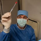 ason Comander, director del Servicio de Trastornos Hereditarios de Retina en hospital Mass General Brigham de Boston antes de realizar una cirugía del novedoso tratamiento