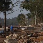 Un hombre camina por una calle en medio de los escombros tras el desbordamiento del río Taquari, en Cruzeiro do Sul, estado de Rio Grande do Sul (Brasil)