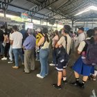 1. Filas. Decenas de personas se agolpan para lograr entrar a un bus en las paradas del centro. Se reclama la poca afluencia de las unidades.