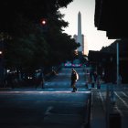 Varias personas caminan por una calle este jueves en Buenos Aires (Argentina). La calma es la norma general con que Argentina vive desde la medianoche.