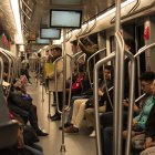 Los pasajeros han reclamado en redes sociales sobre la demora y pérdida del pasaje que provocan los incidentes. Reportan falta de información.