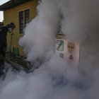 Un trabajador de salud fumiga para prevenir el contagio de dengue en un suburbio de Kuala Lumpur