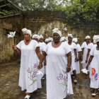 Las cantadoras de Pogue participan este jueves en la conmemoración de los 22 años de la masacre de Bojayá, municipio del departamento colombiano del Chocó.