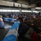 Un interno de la cárcel de Tuluá actúa en la obra "El médico a palos", el 3 de mayo de  2024, en Tuluá (Colombia).