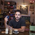 El influenciador cubano Eduardo habla en una entrevista con EFE en el bar Melodrama en La Habana (CUBA).