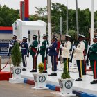 Meghan y Harry son recibidos a su llegada al Cuartel General de Defensa de Nigeria en Abuya.
