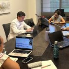 Acto. Sacerdotes y voluntarias preparan el contenido para sus oyentes.