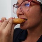 Producto. Una persona prueba una tortilla de la marca RickyZimo.