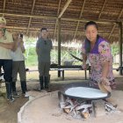 Vivencia. Los turistas observan la preparación del ‘casabe’, una tortilla de yuca, un alimento típico de los siona.