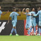 AMDEP1550. QUITO (ECUADOR), 09/05/2024.- Jugadores de Católica celebran un gol de José Fajardo este jueves, en un partido de la fase de grupos de la Copa Sudamericana entre Católica y La Calera en el estadio Olímpico Atahualpa en Quito (Ecuador). EFE/ José Jácome