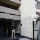 Lima. Un policía en el ingreso de vivienda de Nicanor Boluarte.