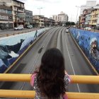 Atractivo. Los peatones admiran el paisaje marino que se plasmó en la intersección de las avenidas América y Mariana de Jesús, en el norte.