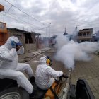 Referencial. Personal encargado de fumigar contra los mosquitos un sector de Guayaquil.