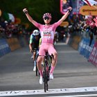 Momento en el que Tadej Pogacar llega primero en el Giro de Italia
