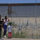 Una familia colombiana permanece en la linea divisoria entre México y EEUU este sábado, en la ciudad Juárez, en el estado de Chihuahua (México).
