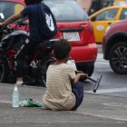 Un menor en edad escolar se dedica a limpiar parabrisas en una calle del centro de Guayaquil.
