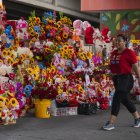 Bajo el puente se venden flores, manualidades y detalles para las madres
