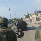 Militares a pie y en tanquetas de guerra vigilan las calles de Puerto Bolívar, Machala.