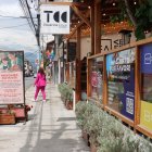 La calle Francisco de Orellana tiene un crecimiento comercial considerable. Alberga varios bares, restaurantes y galerías.