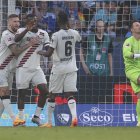 Victor Boniface (c) festeja el gol junto a sus compañeros en la victoria de Bayer