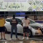 Policía captura a dos personas de nacionalidad colombiana que transportaban drogas en un vehículo.