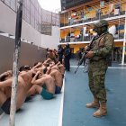 QUI01. GUAYAQUIL (ECUADOR), 08/01/2024.- Fotografía cedida por las Fuerzas Armadas de Ecuador, el lunes 8 de enero de 2024, que muestra la intervención en la cárcel Regional del Litoral, en Guayaquil (Ecuador). El presidente de Ecuador, Daniel Noboa, emitió ayer martes un decreto en el que se declara la existencia de un conflicto armado interno a nivel nacional y ordena a las fuerzas militares actuar para desmantelar veintidós grupos del crimen organizado transnacional a los que ha declarado organizaciones terroristas y actores no estatales beligerantes. EFE/ Cortesía Fuerzas Armadas de Ecuador/SOLO USO EDITORIAL/SOLO DISPONIBLE PARA ILUSTRAR LA NOTICIA QUE ACOMPAÑA (CRÉDITO OBLIGATORIO)