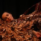 A través de la actuación y el movimiento, María Luisa González y Leonardo Ramos establecen una serie de breves historias cotidianas con la mirada puesta en la solidaridad humana y la esperanza.