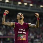 BARCELONA, 13/05/2024.- El delantero brasileño del FC Barcelona, Raphinha, celebra el segundo gol del equipo blaugrana durante el encuentro correspondiente a la jornada 35 de primera división que disputan hoy lunes FC Barcelona y Real Sociedad en el estadio Olímpico Lluis Companys, en Barcelona. EFE / Alejandro García.