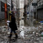 Porto Alegre. Una mujer camina por una calle en el centro comercial de esta ciudad brasileña.