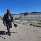 El migrante venezolano Jorge Briseño camina a lo largo del fronterizo río Bravo