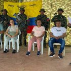 Se observan a dos fiscales, una acompañante y un soldado profesional liberados por las FARC-EP (Colombia).