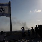 Gaza. Israelíes ubicados desde la ciudad de Sderot, observan el ataque en Jabalia