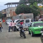 Escena. Sembraron terror en una calle del barrio Centenario y en un barrio vecino que quemaron una camioneta.