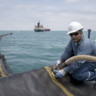 Personal de EP Petroecuador supervisa el proceso de exportación de crudo.