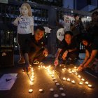 Amigos y partidarios de la fallecida activista política Netiporn Sanesangkhom se reúnen para una vigilia con velas para llorar su fallecimiento, frente al Tribunal Penal de Bangkok, el 14 de mayo de 2024.