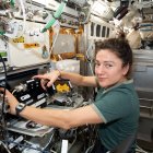 La astronauta de la NASA Jessica Meir instala el densitómetro óseo