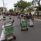 Los trabajadores encargados de la limpieza en Playas paralizaron sus actividades ante la falta de pago de sus sueldos.