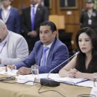 La asambleísta del correísmo, Pamela Aguirre, preside la mesa de Fiscalización.