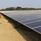 Fotografía de archivo en donde se ve un conjunto de paneles solares.