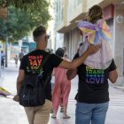 Madrid. Dos de los participantes en la manifestación del Día del Orgullo LGTBI, realizado el años pasado.