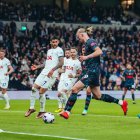Erling Haaland anotando el primer gol para el City.