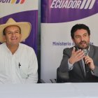 l viceministro Sáenz (d) respondió a la queja de la surfista en EXPRESO.